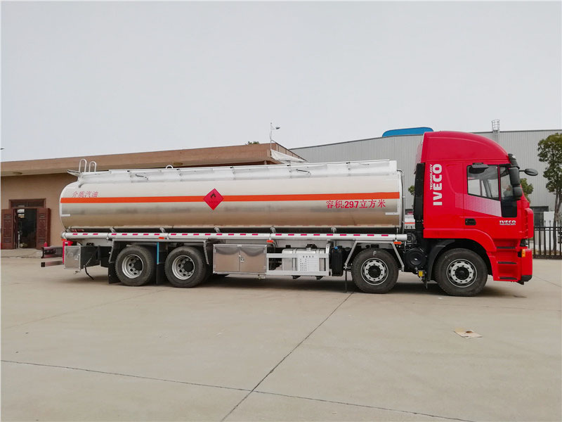 上汽紅巖29.7方前四后八鋁合金運油車，20噸運油車